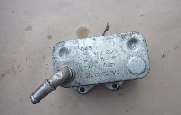 Audi A3 S3 8P Engine oil radiator 06D117021C VD256