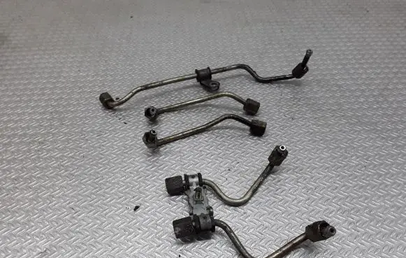 Fuel injector supply line/pipe