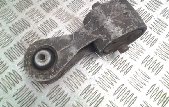 Volkswagen Golf V Engine mount bracket