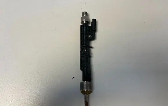 BMW M5 F90 Fuel injector 7852362