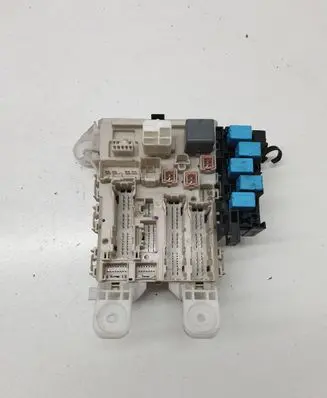 Toyota RAV 4 (XA30) Fuse module 8273042020