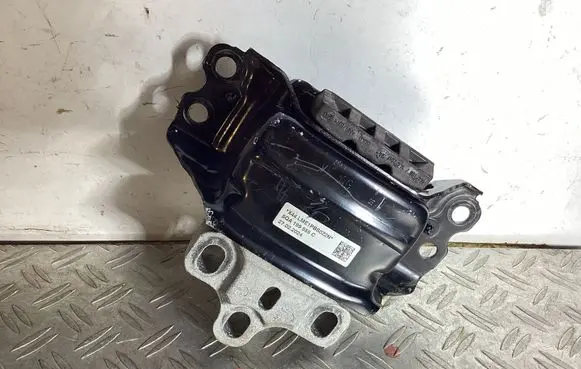 Volkswagen Tiguan Engine mount bracket 5QA199555C