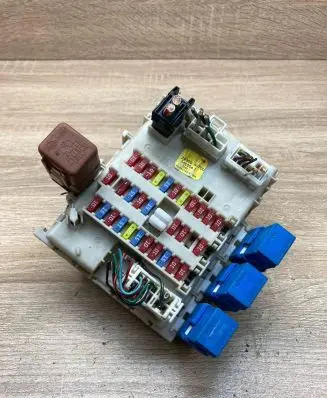 Nissan Primera Fuse module 24350AV700 0415041