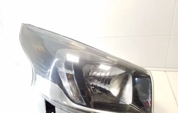 Opel Vivaro Headlight/headlamp 93867953