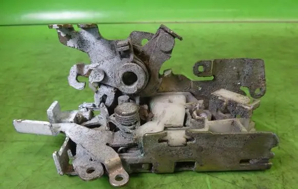 Mercedes-Benz Vito Viano W638 Rear door lock 9017200235