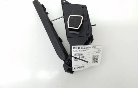 Mercedes-Benz GLK (X204) Accelerator throttle pedal A2043001304