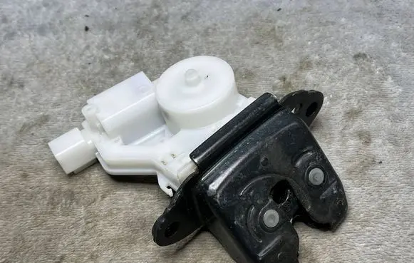 Nissan Qashqai Rear glass lock/latch C151 905024EA0B