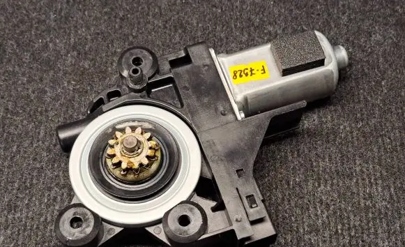 Volvo V70 Front door window regulator motor 970714-102