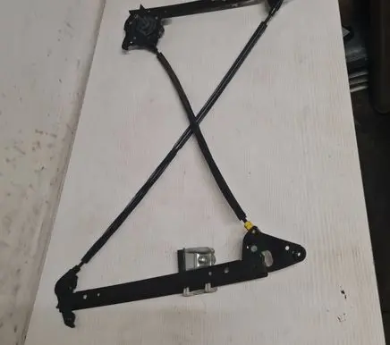 Rear door manual window regulator