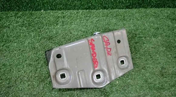 Dacia Sandero III Fender mounting bracket 135646222R