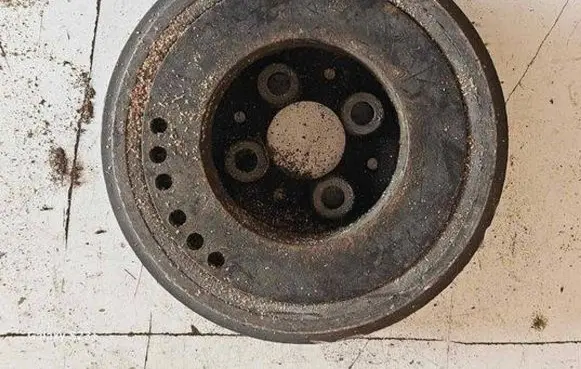 Volkswagen Golf IV Crankshaft pulley 038105243