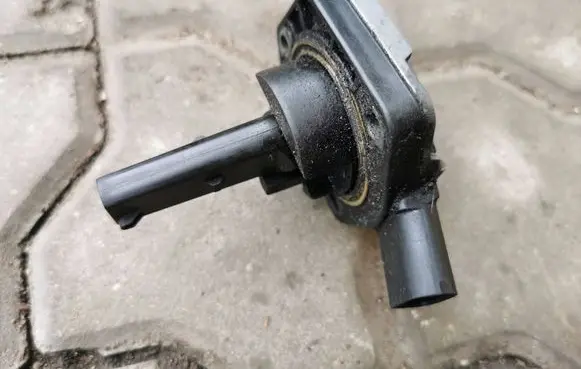 Volkswagen PASSAT B5.5 Oil level sensor 