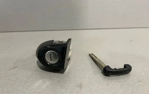 BMW 4 F32 F33 Coupe door lock (next to the handle) 