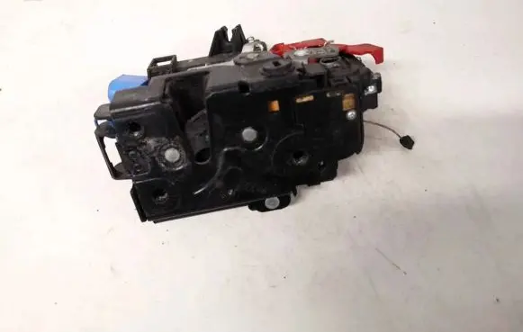 Volkswagen Golf V Rear door lock 7l0839015d