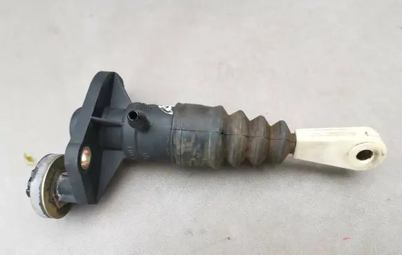 Audi A4 S4 B5 8D Clutch master cylinder 8E1721401 9054092280