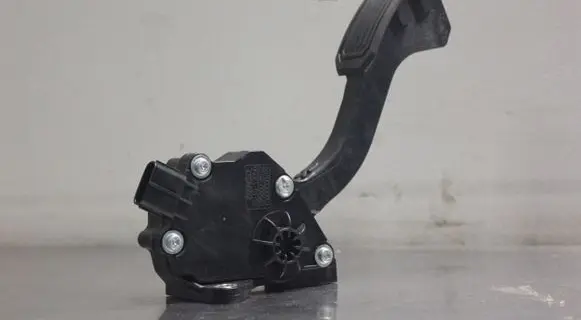 Toyota Prius+ (ZVW40) Accelerator throttle pedal 7811012050 1988008572