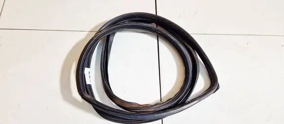 Honda FR-V Rubber seal front coupe door 
