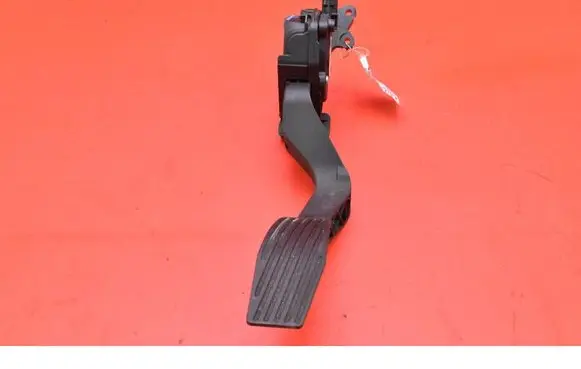 Accelerator throttle pedal