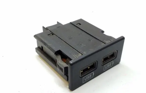 Dodge Grand Caravan USB socket connector 68145567AA 61571C