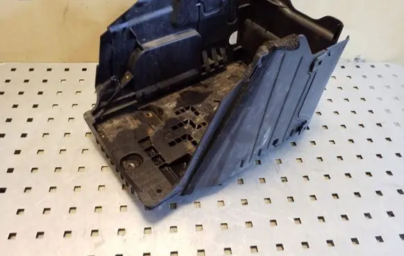 Land Rover Freelander 2 - LR2 Battery box tray 6G9N10757AF