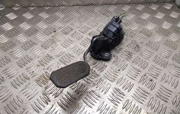 Accelerator throttle pedal