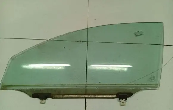 Toyota Avensis T250 Front door window glass four-door As2