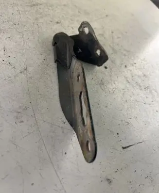 Engine bonnet/hood hinges