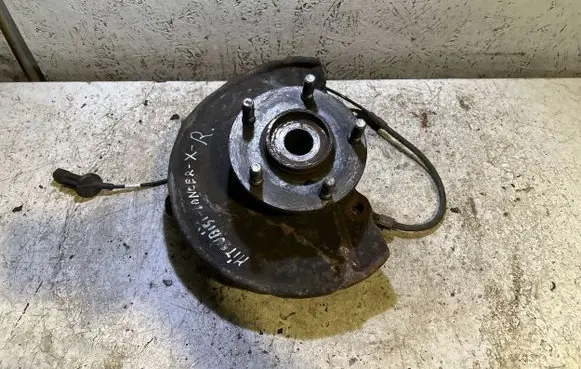 Mitsubishi Lancer Front wheel hub