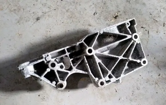 Volkswagen Touran I Generator/alternator bracket 03G903143A
