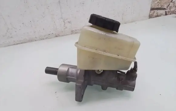 Mercedes-Benz E W210 Master brake cylinder A2024300202