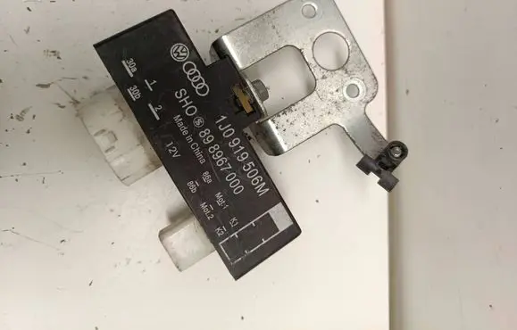 Volkswagen Polo V 6R Coolant fan relay 1J0919506M 898967000