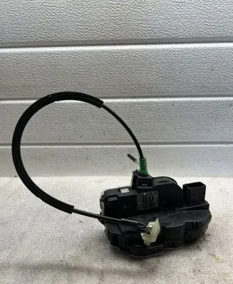 Opel Insignia A Front door lock 13503787