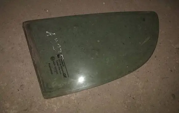 Opel Astra G Rear vent window glass as2