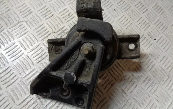 Engine mount bracket