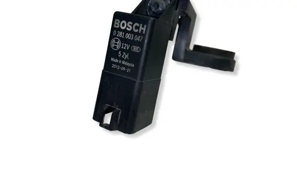 Volvo V40 Glow plug pre-heat relay 0281003047