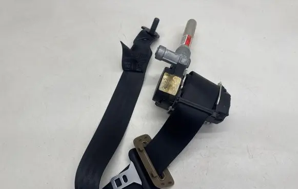 Volvo S60 Middle seatbelt (rear) 8639576