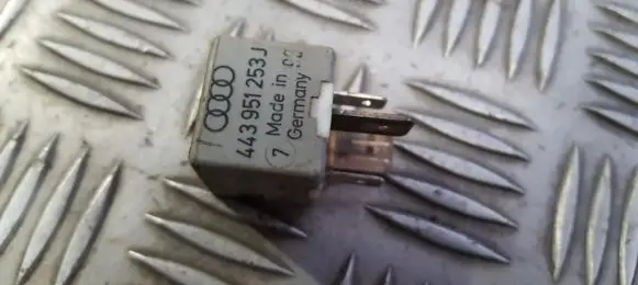 Volkswagen PASSAT B5 Other relay 443951253J 213899511