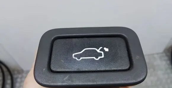 Volvo V70 Tailgate/boot open switch button 31264960