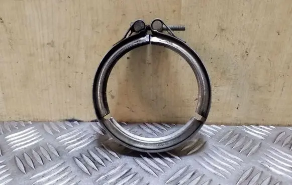 Volkswagen PASSAT B8 Muffler pipe connector clamp 04L131455A