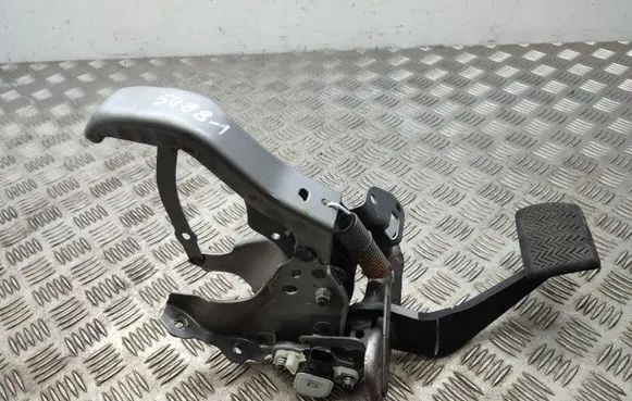 Toyota RAV 4 (XA40) Brake pedal
