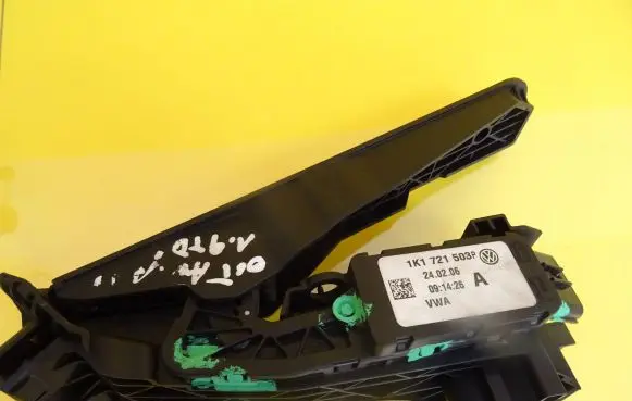 Volkswagen Golf V Accelerator throttle pedal 1K1721503P