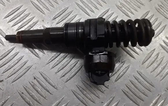 Volkswagen PASSAT B6 Fuel injector BRAKNUMERU