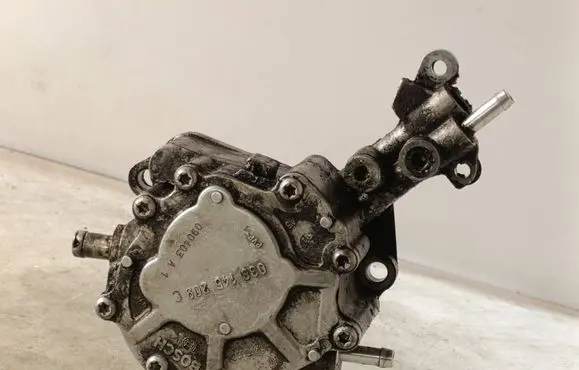 Volkswagen PASSAT B5.5 Vacuum pump 038145209C