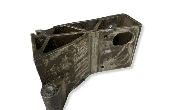 Volvo XC70 Engine mounting bracket 8666261