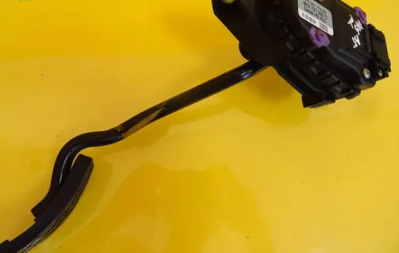 Volkswagen PASSAT B5.5 Accelerator throttle pedal 8E2721523C