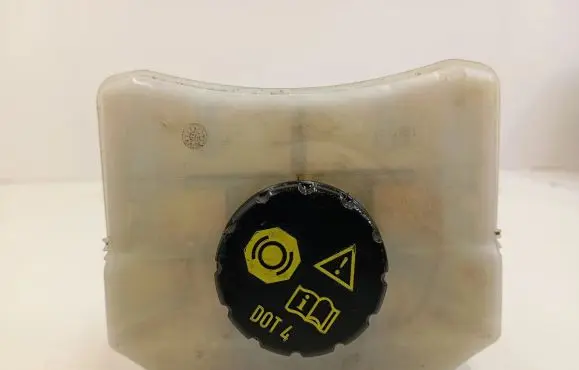 Porsche Macan (95B) Brake fluid reservoir 32670042