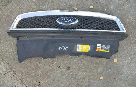 Ford Focus Front bumper upper radiator grill 4m518138ae