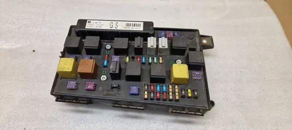 Opel Zafira B Fuse module 13206746