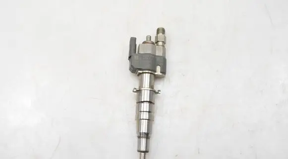 BMW 3 E90 E91 Fuel injector 7589048