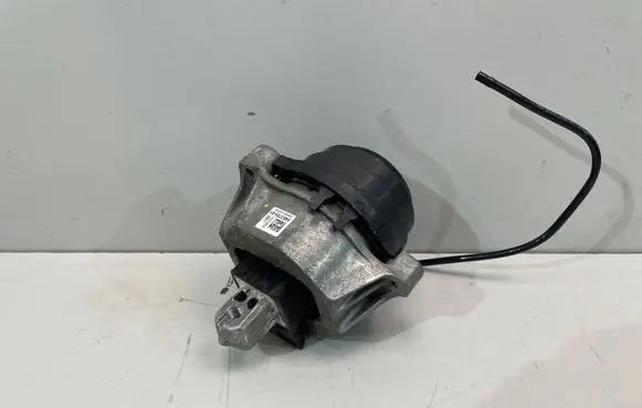BMW 7 G11 G12 Engine mount bracket 8483785
